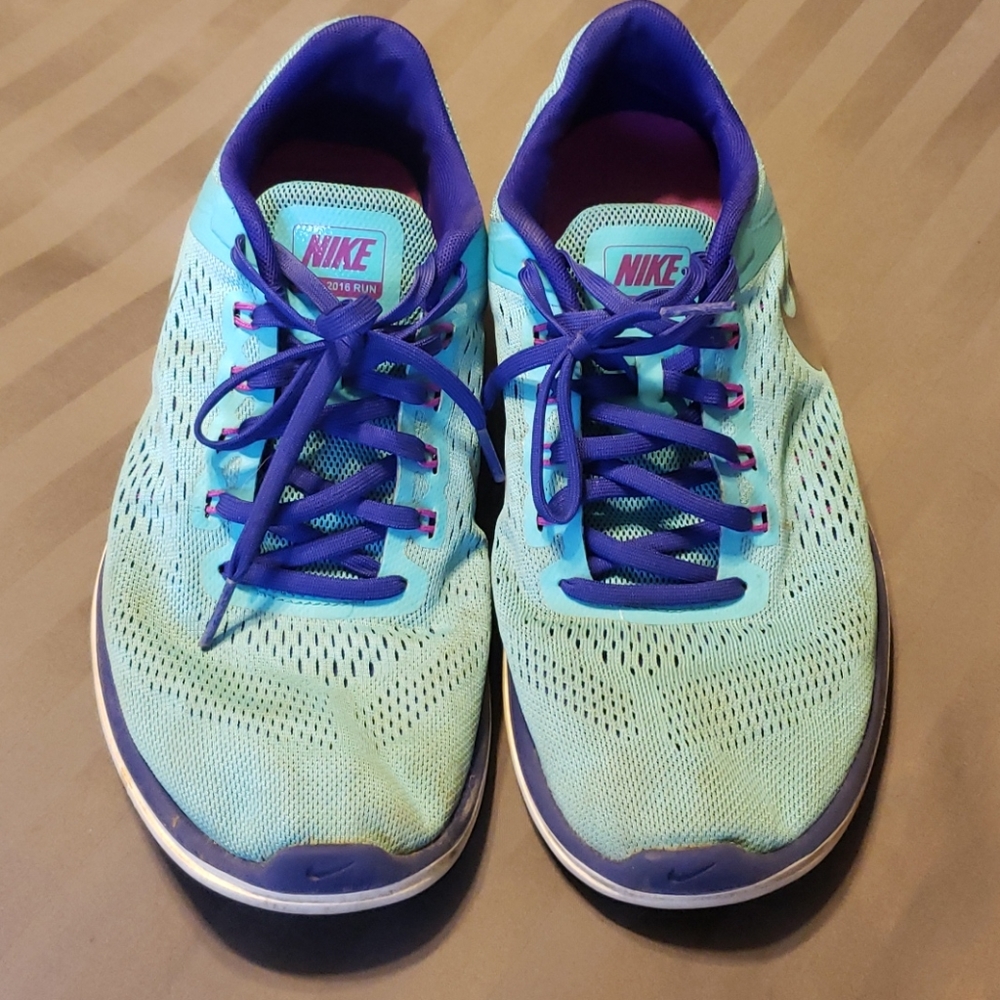 Nike Tennis Shoes